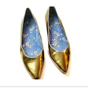 Stuart Weitzman Metallic Gold Pointy Toe Flats. Item # 0029